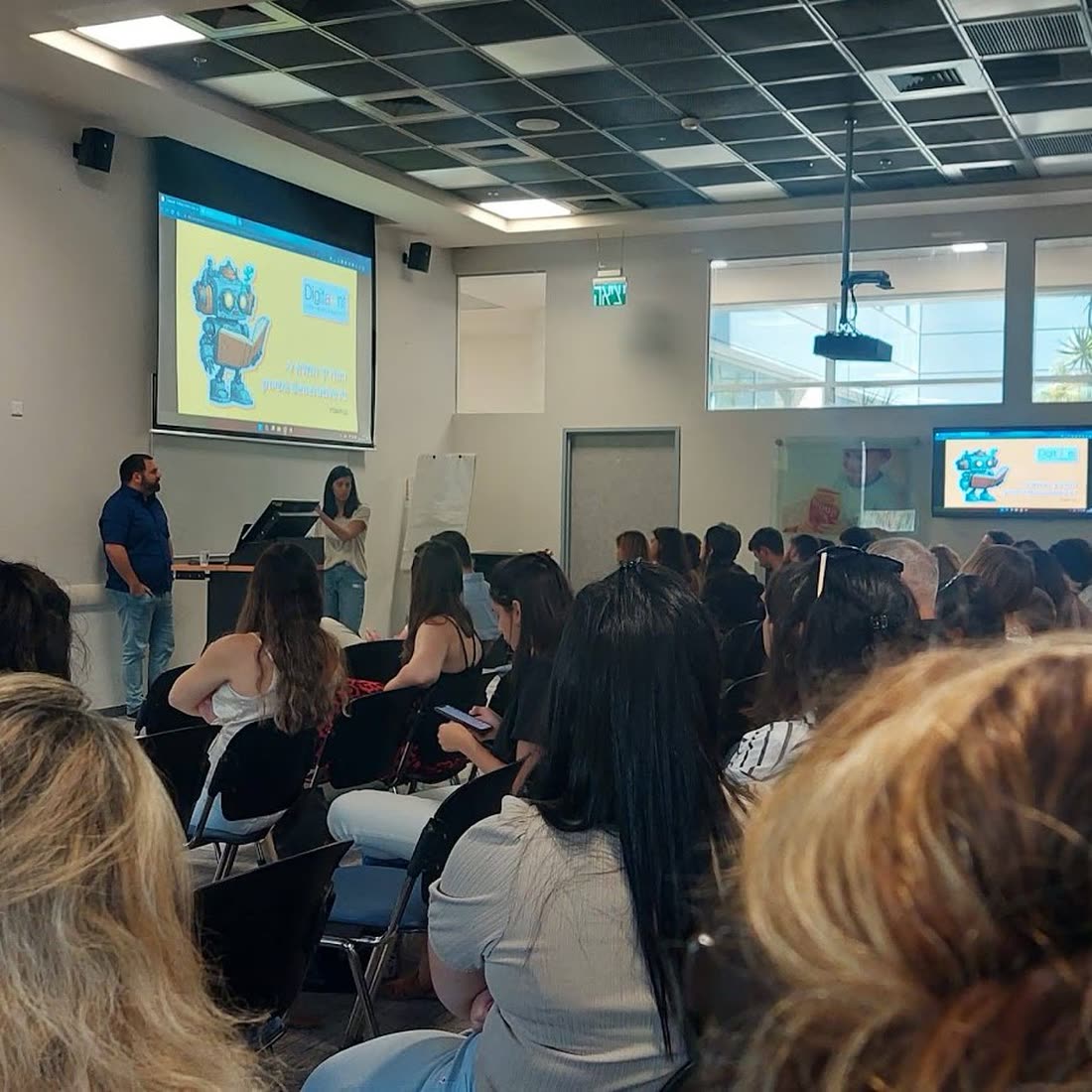 An organizational AI workshop with an audience of participants